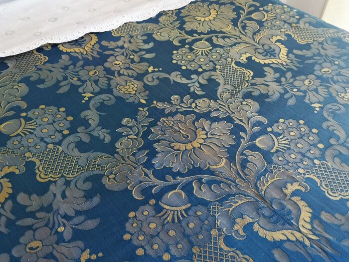 Damask silk bedspread, baroque motif brocade, silk fringe, double-sided - 250 x 220 cm - Silk - 20th century