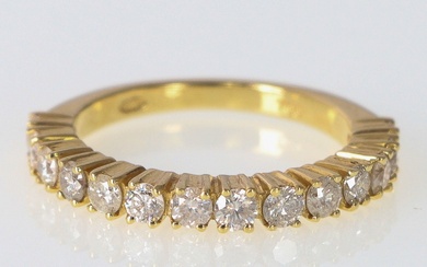 Demi-alliance en or ornée de diamants totalisant environ 0,70 carat. Poids brut : 3,7 g
