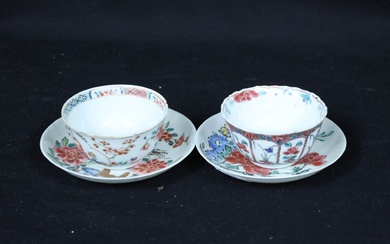Deux coupelles et soucoupes en porcelaine polychrome de fleurs. Chine XVIII° siècle. Accidents et restaurations...