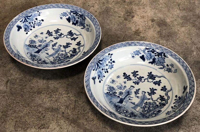 Deux plats ronds de forme creuse en porcelaine de Chine à décor en camaïeu de bleu