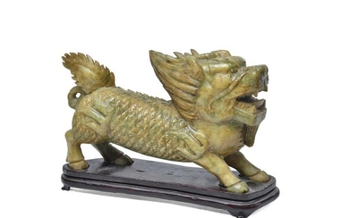 Dragone in pietra biancastra su base in legno Cina, XX