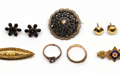 Een collectie diverse gouden sieraden