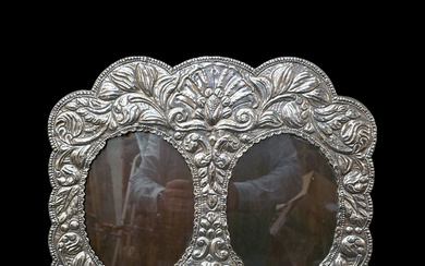 Exquisite large double oval table frame in Peruvian sterling silver,...