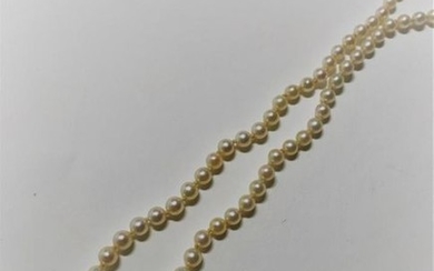 Falling cultured pearl necklace. Ratchet clasp in gold...