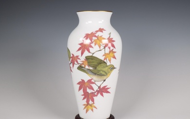 Franklin porcelain, een porseleinen vaas 'Herfst Gezellen' door Ryu Okazaki, 1981
