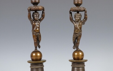 Frankrijk, een paar bruin gepatineerde bronzen éénlichts kandelaars, Empire;