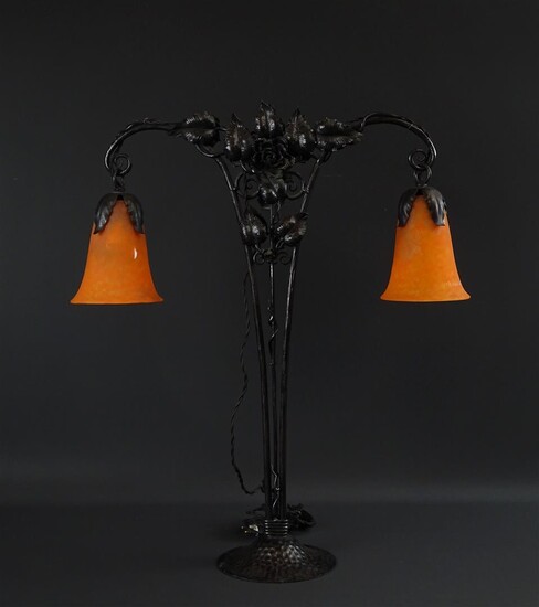 (-), Franse smeedijzeren lamp met 2 meerkleurige glazen...