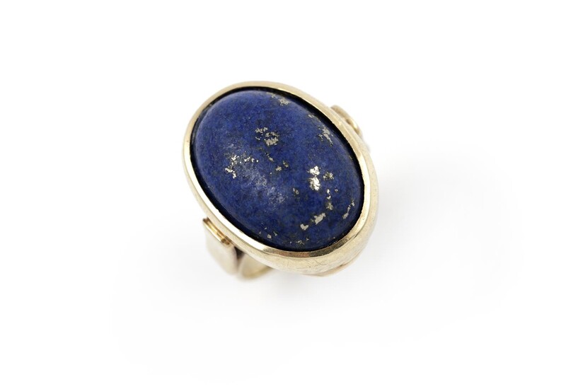 (-), 14 krt. gouden ring met lapis lazuli,...