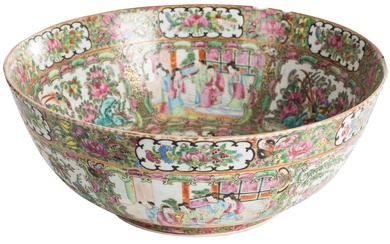 Grand bol chinois en porcelaine de Canton, appartenant à la série "famille rose" décorée de...