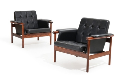 Illum Wikkelsø: “Wiki”. A pair of easy chairs with rosewood frame, upholstered with black leather. Manufactured by Koefoed's Møbelfabrik. (2)
