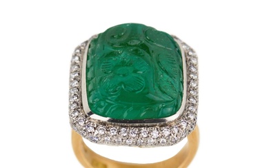 Impressive 18K gold ring with emerald and diamonds.