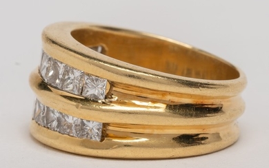 Impressive Gold Ring Set with Diamonds
