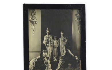 Intérêt royal - une photographie signée de George VI, de la Reine Elizabeth et des...