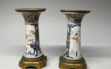 JAPON, XVIIIe. Paire de vases cornet en porcelaine Imari, à décor de fleurs, montures en...