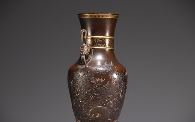 Japon - Vase tripode en bronze rehaussé de bronze doré, à décor de lapin et...