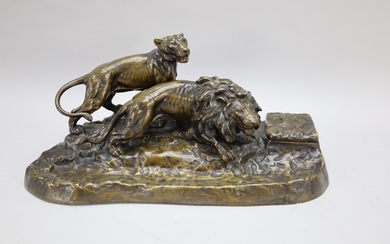 KAINZ Otto signé. Sculpture en bronze "lion et lionne" avec encrier - Hauteur 21,5 cm....