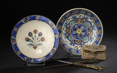KÜTAHYA, début du XXe siècle Deux petits plats Pâte siliceuse à décor polychrome sous glaçure...