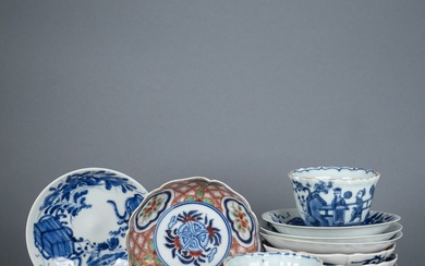 Kakiemon style - Scholars overlooking a pond besides banana trees and prunus, florals, valuables - marked! - Plate - Porcelain