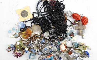 LOT de BIJOUX FANTAISIE comprenant colliers de perles, boucles d'oreilles, bagues en perles, croix et...
