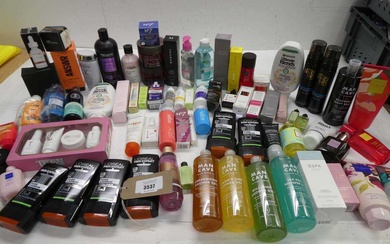 Large bag of branded toiletries including L'Oreal, Garnier, Rituals, Revolution,...