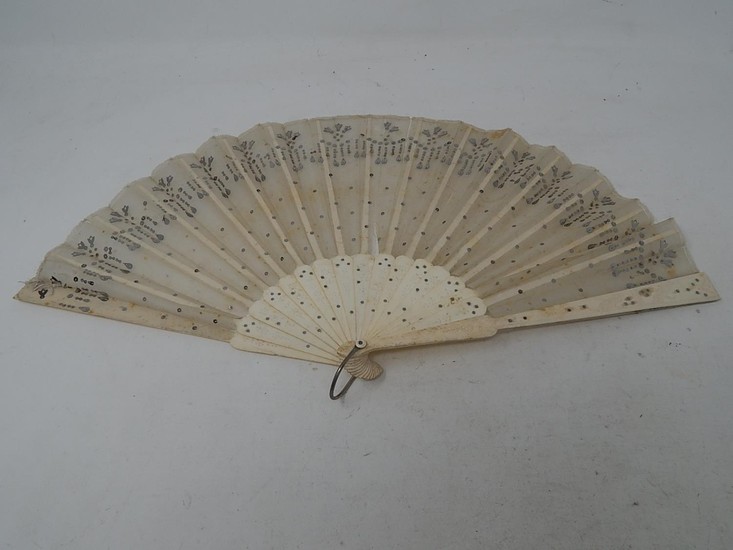 Late 19th Century Ivory & Lace Fan: Measuring 24cm folded.