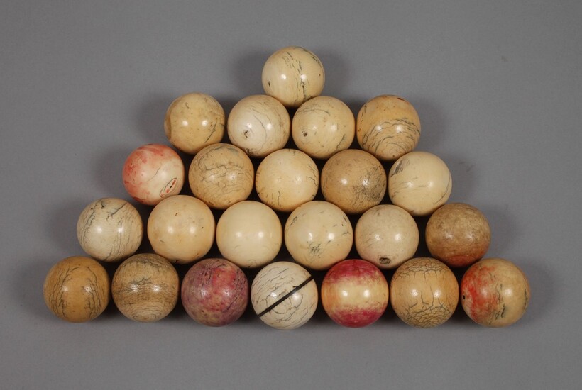 Lot de boules de billardFin 19e siècle, ivoire massif, en partie coloré, pour billard carambole,...