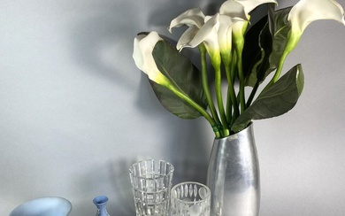Lot de vases comprenant : - Vase en métal argenté Emilio ROLLA, H. 32 cm...