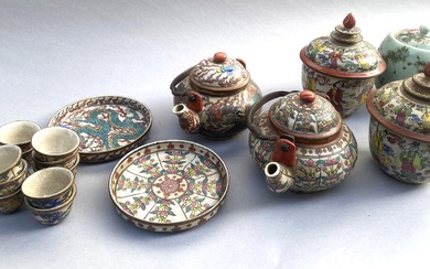 Lot en porcelaine à décor émaillé polychrome comprenant deux theières, deux pots couverts, deux assiettes...