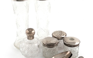 Lot mixte d'objets en argent, comprenant : une paire de vases en verre montés sur...