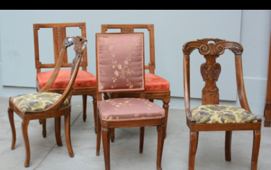 Lotto composto da due coppie di sedie con schienali a giorno e una singola con schienale imbottito, epoche differenti (difetti)