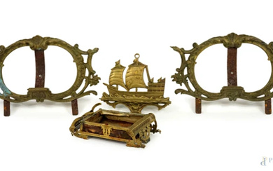 Lotto composto da quattro oggetti in metallo dorato, XIX-XX secolo, misure max cm 22x32, (difetti)