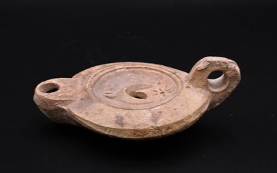 Lucerna romana en cerámica con sello alfarero y media luna...