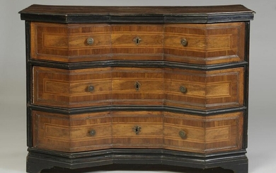 MANIFATTURA VENETA DEL XVII SECOLO Plank walnut chest