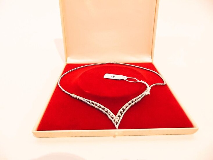 Necklace in 18 karat white gold set with diamonds, hallmark, with case and expertise document, approx. 25 g.
