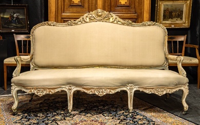 Negentiende eeuwse Napoleon III-canapé in fijn gesculpteerd hout met Louis XV -ornamentiek...