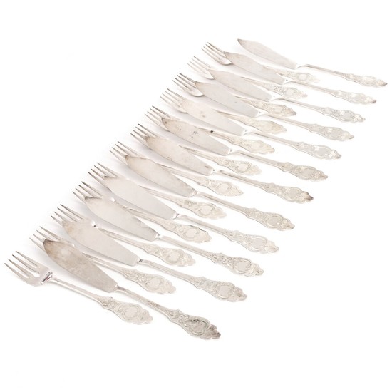 “Ostfrisen”. Silver fish cutlery, comprising 12 fish forks and 12 fish knives. Made by Robbe & Berkin, Germany. Weight app. 1080 gr. (24)