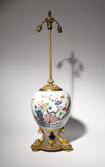 PORCELAINE DE FAMILLE CHINOISE AVEC MONTURE EN ORMOLU La porcelaine date du 18e siècle, les...