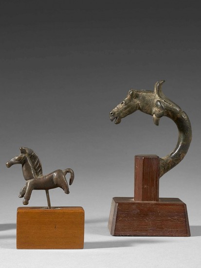 PROBABLEMENT ART ROMAIN, VERS LE 2e - 3e SIÈCLE Deux figures équestres en bronze