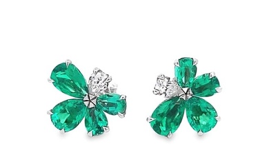 Pair of Gemtone Fashion Jewerly Earrings in Flower Shape
