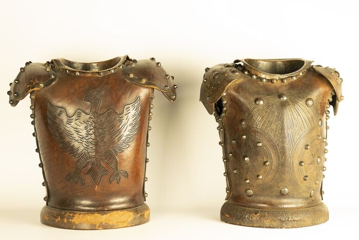 Pair of busts with noble coat of arms - Leather, with Metal studs - probably 19th century