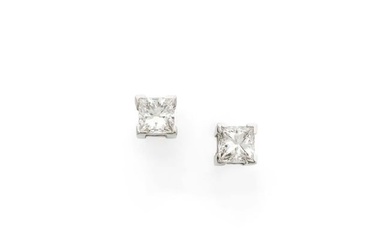 Pair of ear studs in 18k white gold (750‰), each adorned with a square-cut 1,00 carat diamond