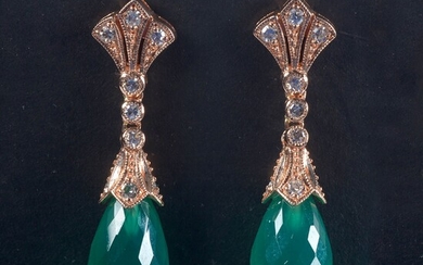 Paire de boucles d'oreilles en or jaune 14 carats serties d'onyx vert et de diamants...