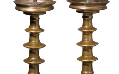 Paire de candélabres à disque allemands, 16e siècle Paire de chandeliers en laiton moulé d'une...