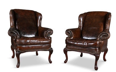 Paire de fauteuils à dossier en cuir brun, du début du 20e siècle, avec des...