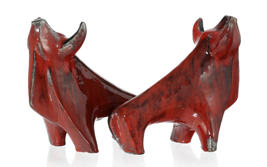 Paire de serre-livres taureaux en céramique à glaçure rouge et noire par Marcel Noverraz (1899-1972), signature sous une patte, h. 19 cm