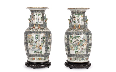 Paire de vases en porcelaine chinoise Familia Verde émaillés, glacés et dorés. Décorés de scènes...