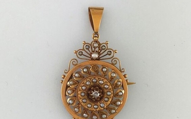 Pendant sunshine brooch in 750°/°° gold with a rose in a button pearl setting, Worked end of XIXth, (trace of pewter soldering and missing a pearl), Gross weight: 6,99g