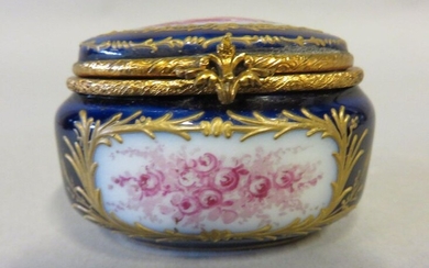 Petite boite ovale en porcelaine de Sèvres,... - Lot 37 - Jonquet