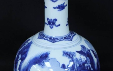 Petite gourde en porcelaine bleue et blanc à décor de paysages lacustres. Chine Fin XIX°...