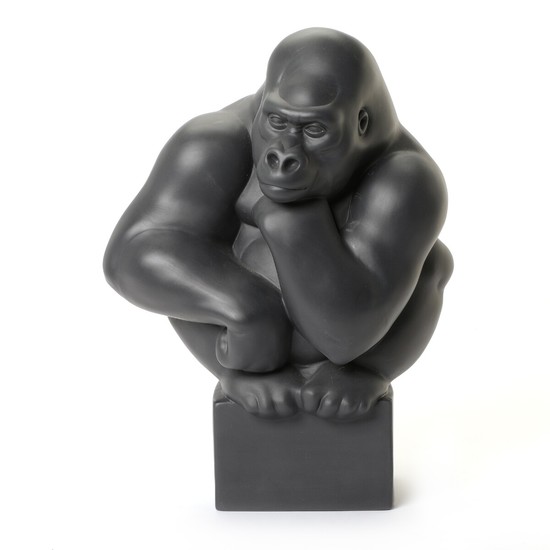 Pia Langelund: Unglazed black porcelain figure in the form of a sitting gorilla. H. 40 cm.